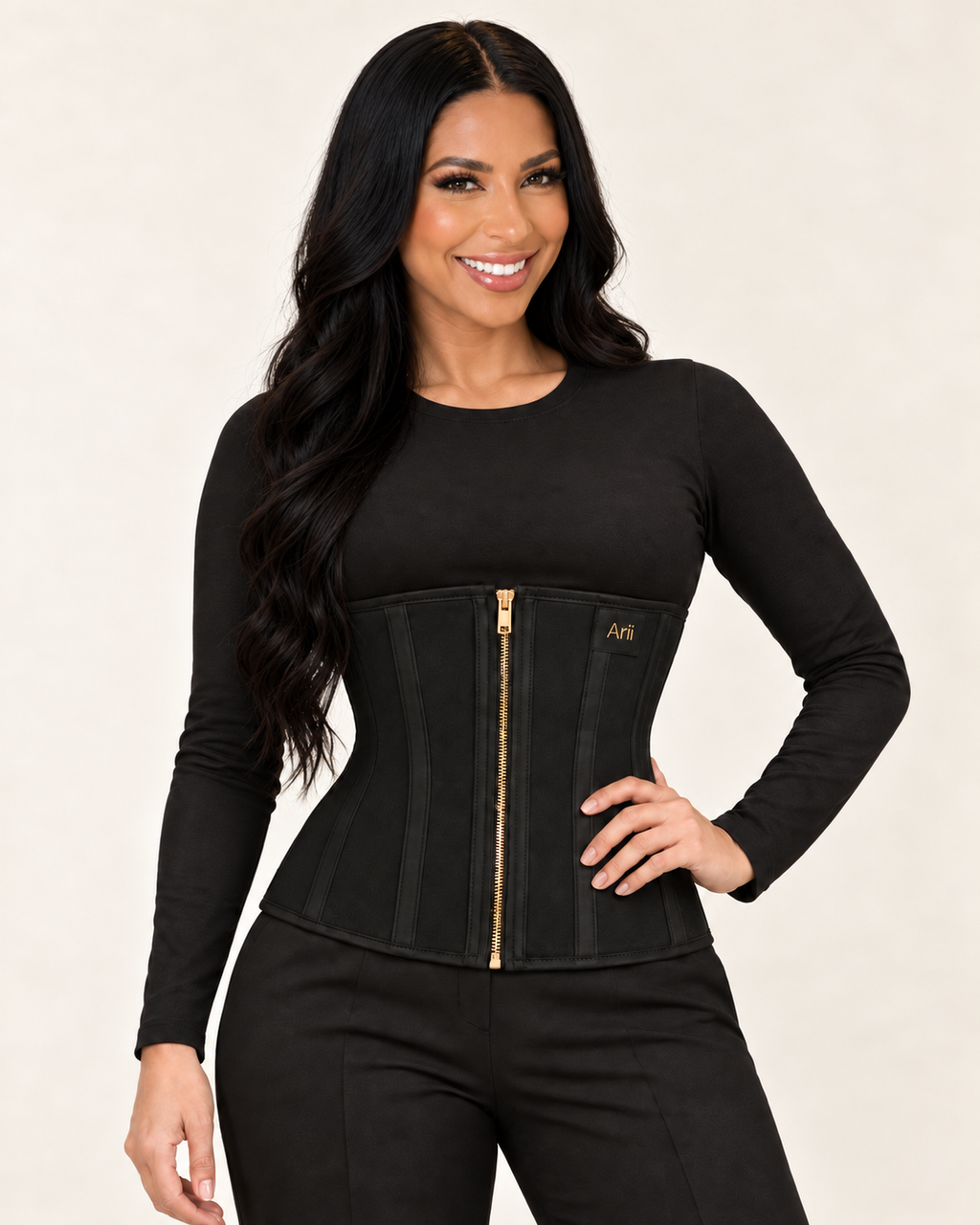 Modelo con cabello negro y maquillaje glam usando la cinturilla negra Arii con zipper dorado